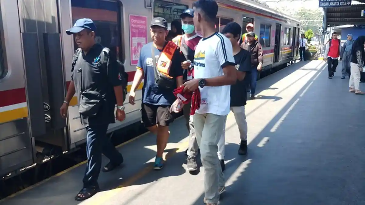 H-5 Lebaran 2023, Stasiun Cikarang Mulai Dipadati Pemudik Kereta Api