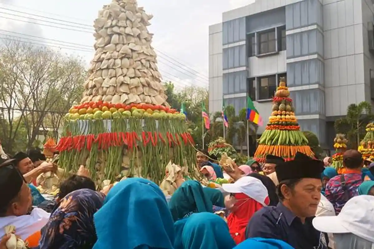 Di Halaman Kantor Bupati Gresik Ada Tumpeng Ribuan Pudak, Jadi Rebutan Pengunjung