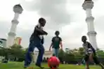 Bermain di Lapangan Rumput Sintetis Alun-alun Kota Bandung