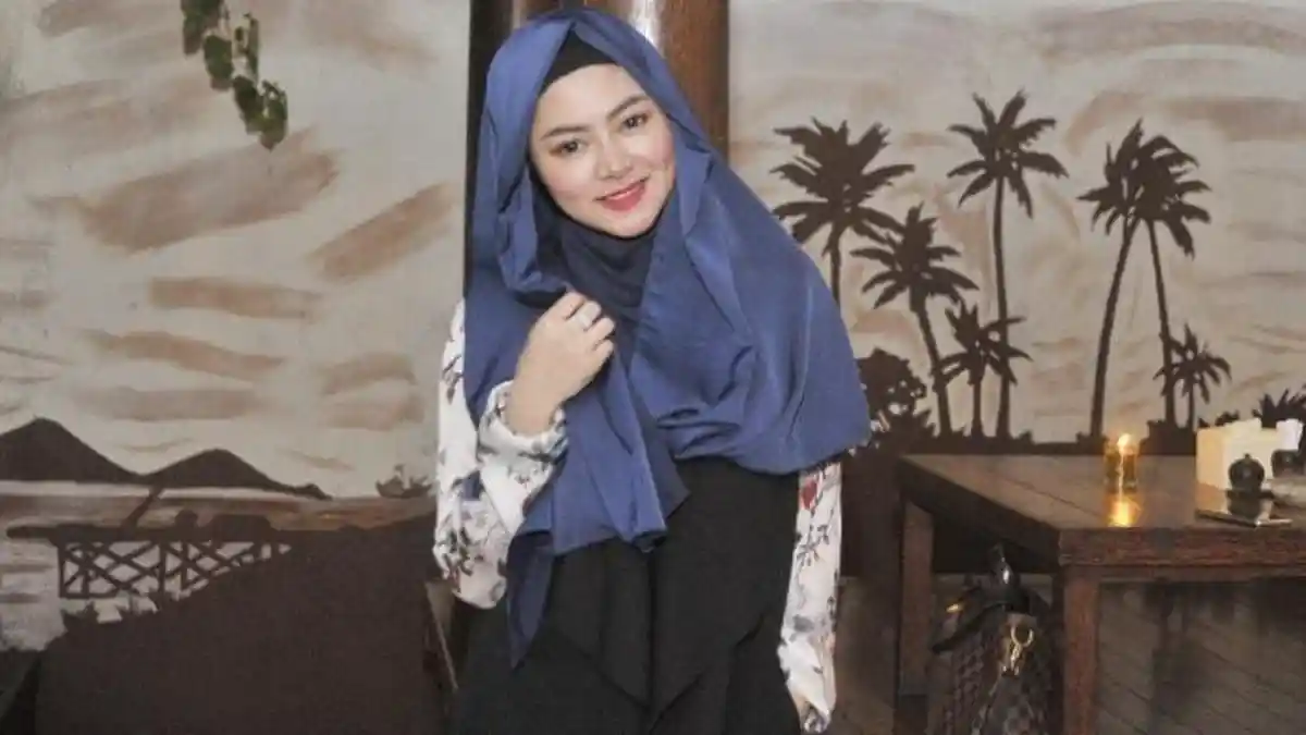 Dijenguk Ayah dan Ibu, Vitalia Sesha Menangis di Tahanan