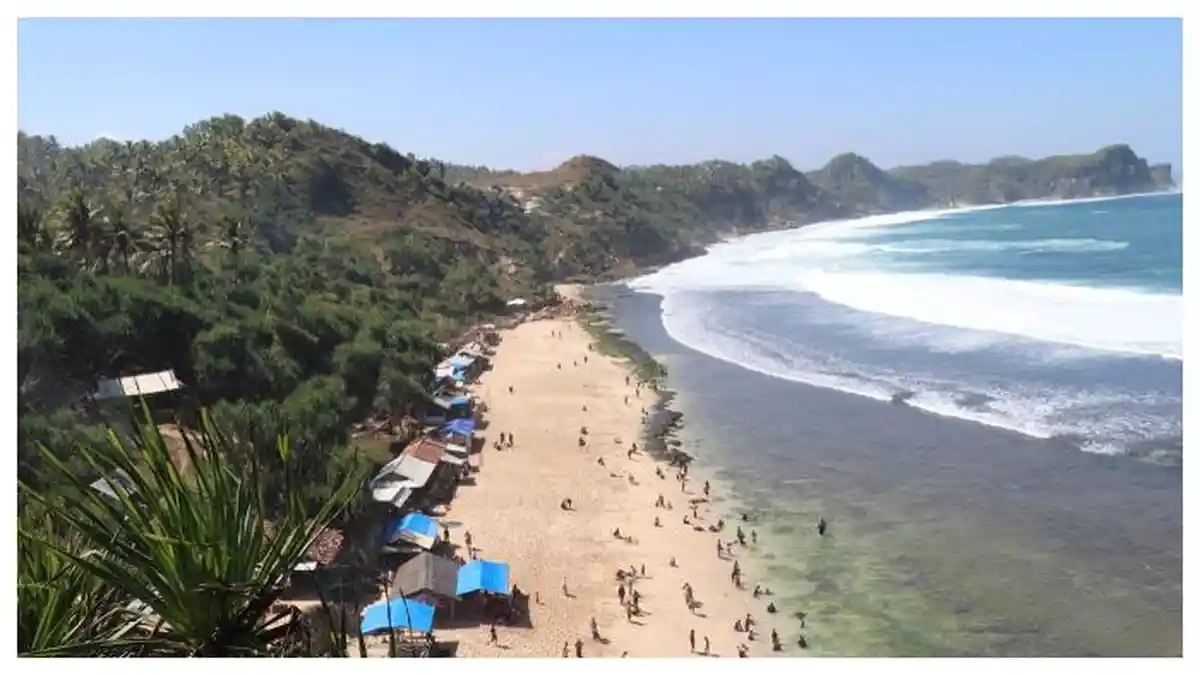 Cuma 68 Km Dari Wonogiri, pantai  alami, hamparan pasir dan memiliki garis pantai, Pas Buat Selfie