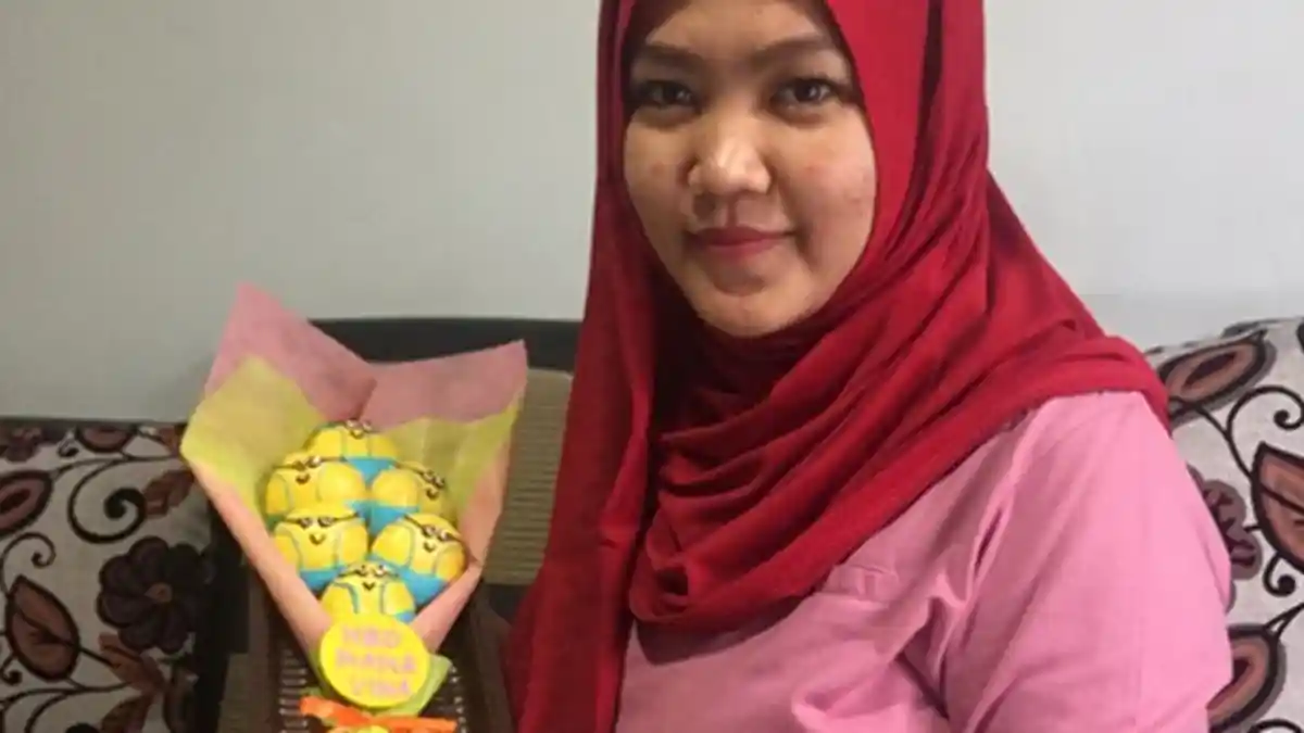 Bosan Bunga, Katakan dengan Donat