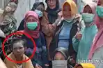 wanita-inisial-wwm-berfoto-bersama-ibu-ibu-di-sidomoro-gresik.jpg