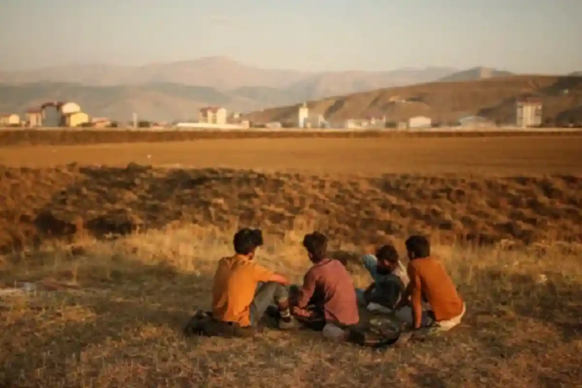 Warga Afghanistan Berjalan Kaki Menuju Turki, Temukan Tembok Tinggi dan Kawat Berduri