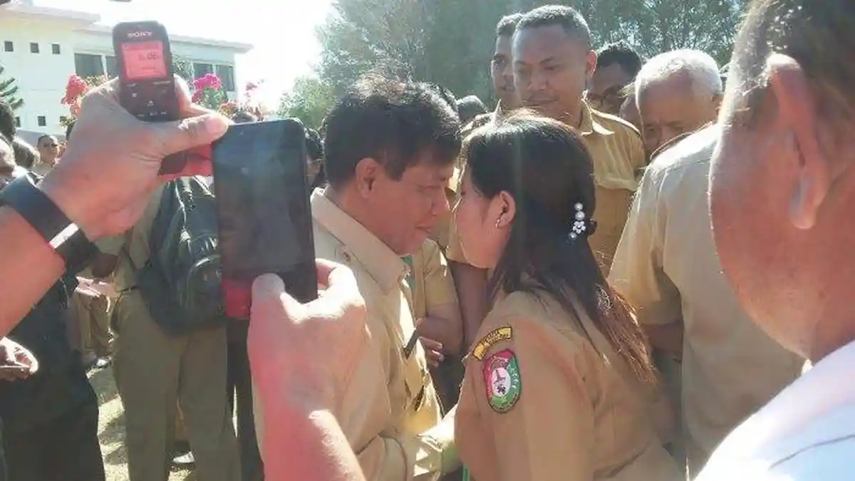 Pimpin Apel Perdana, Bupati dan Wakilnya Ini Diserbu Ribuan ASN Meminta Cium Hidung