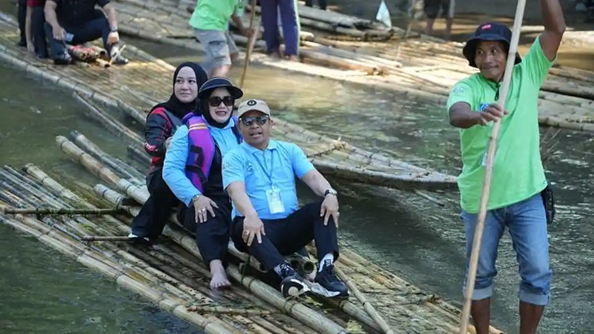 Pererat Silaturahmi Antar Wilayah, Bupati Tapin dan Istri Hadiri Festival Bamboo Rafting Loksado HSS - Banjarmasinpost.co.id