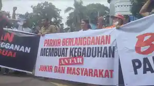 Puluhan-juru-Parkir-Kota-Medan-datangi-kantor-Wali-Kota-di-Jalan-Kapten-Maulana-Lubis.jpg