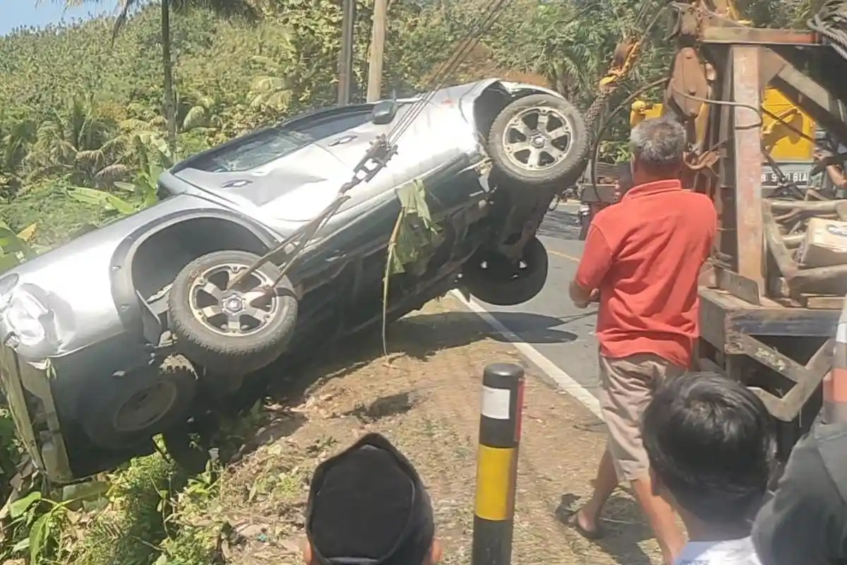 Penampakan Mobil Pikap Double Cabin Strada Triton di Pangandaran Setelah Terjun ke Jurang