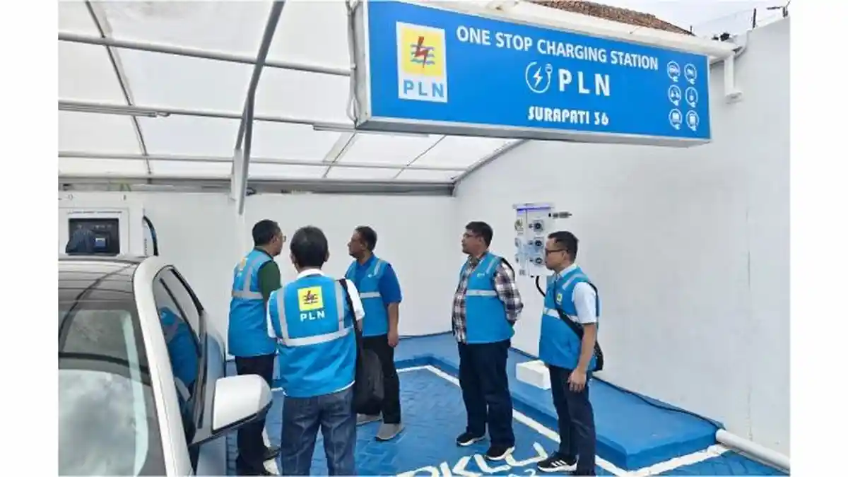 Direktur LHC PLN Tinjau SPKLU Jabarano dan One Stop Charging Surapati Bandung