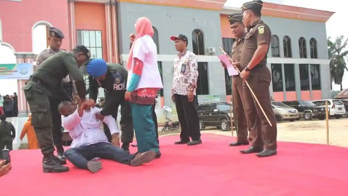 Jon Ambruk Terima Hukuman Cambuk Ketujuh
