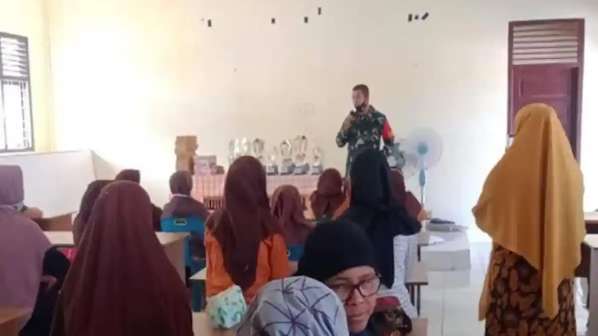 Pelajar SMPN 3 Montasik Aceh Besar Dapat Pembekalan Wawasan Kebangsaan dari Babinsa