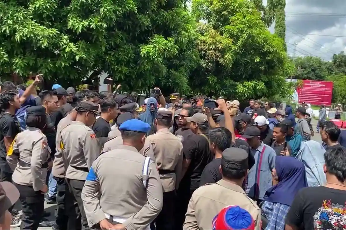 BREAKING NEWS: Demo Aliansi Masyarakat Simpatisan Kassi Buleng di Kantor KPU Sinjai Berujung Ricuh