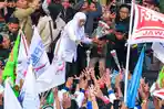 Gubernur-Jawa-Timur-Khofifah-Indar-Parawansa-akan-menerima-para-buruh-yang.jpg