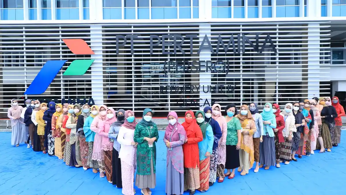 Momen Hari Ibu, Pertiwi Pertamina Kilang Cilacap Kenakan Baju Kebaya