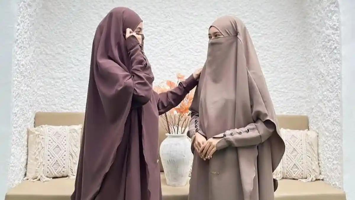 Gamis Warna Coklat Mahogany Diprediksi Jadi Gaya Trend Lebaran 2025, Bagaimana Warna Lainnya?