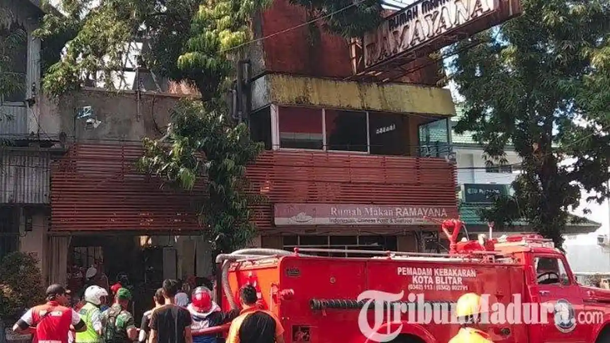 BREAKING NEWS - Rumah Makan Ramayana di Kota Blitar Terbakar
