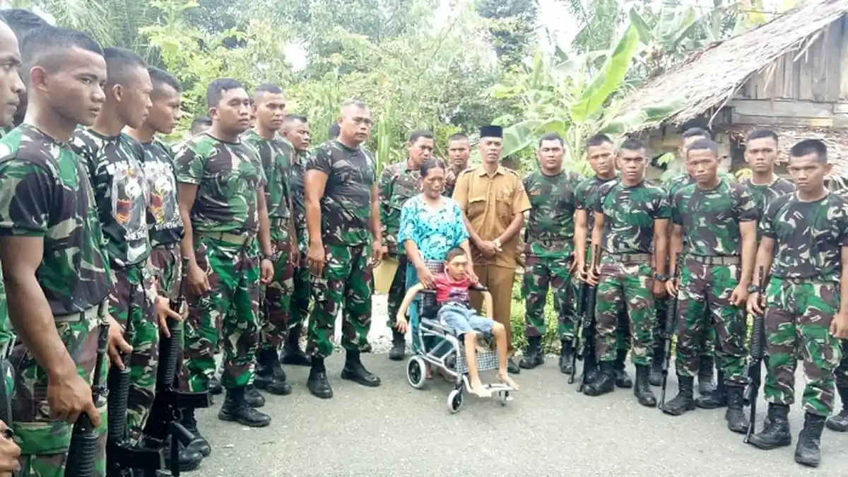Danki B Krueng Isep Nagan Raya Salurkan Kursi Roda untuk Penderita Lumpuh