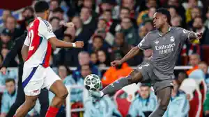 Pemain-Real-Madrid-Vinicius-Junior-ketika-menghadapi-pemain-Arsenal-dala.jpg