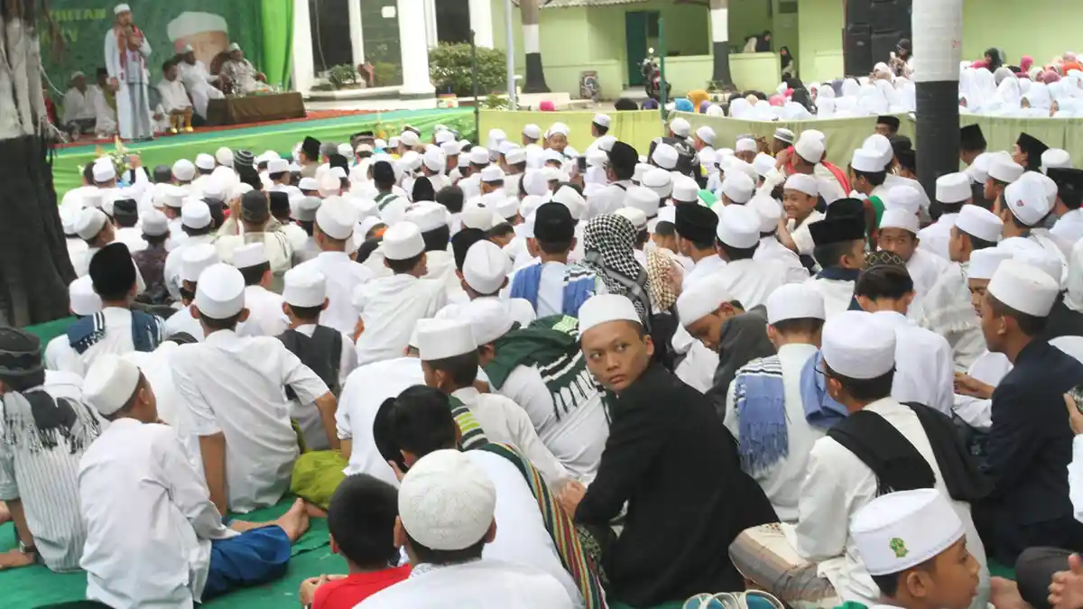 Peringati Maulid Nabi Muhammad SAW, Pelajar dan Mahasiswa di Sintang Berbagi Bersama Anak Yatim