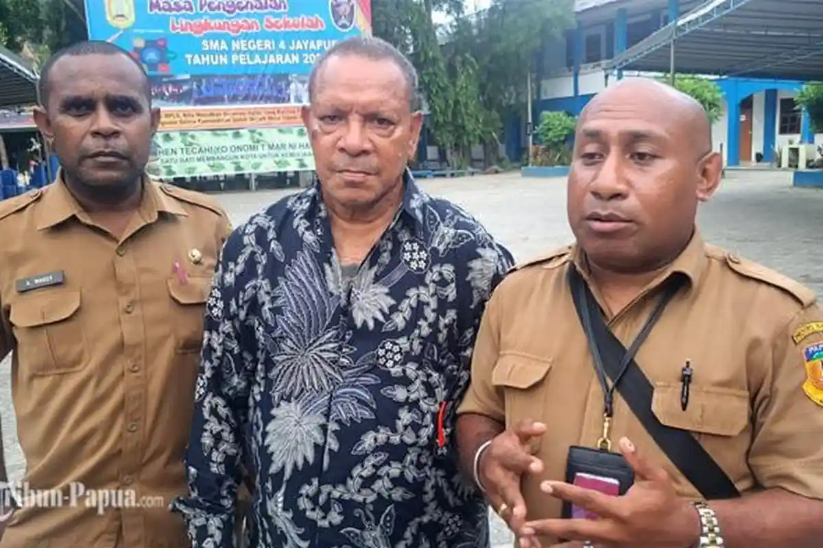 Siswa Baru SMAN 4 Jayapura ‘Over’ Kapasitas, Sepakat Tambah Meja Kursi, Orangtua: Tak Ada Pungli