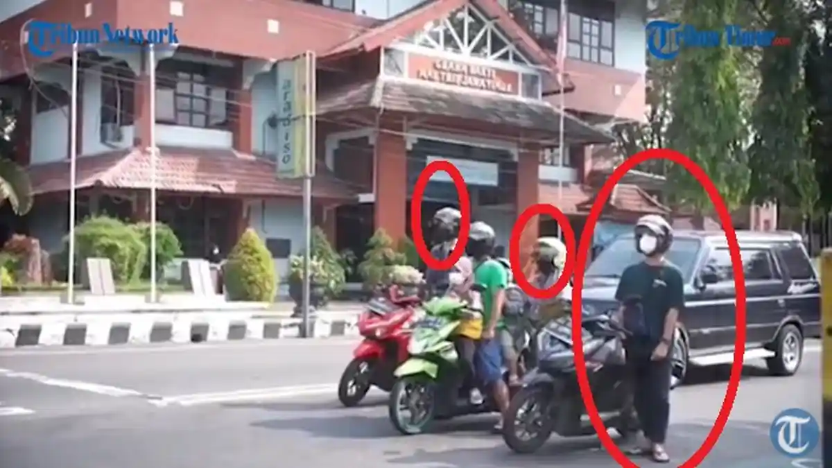 Video Viral! Dengar Lagu Garuda Pancasila di Lampu Merah, Pemotor Langsung Berdiri