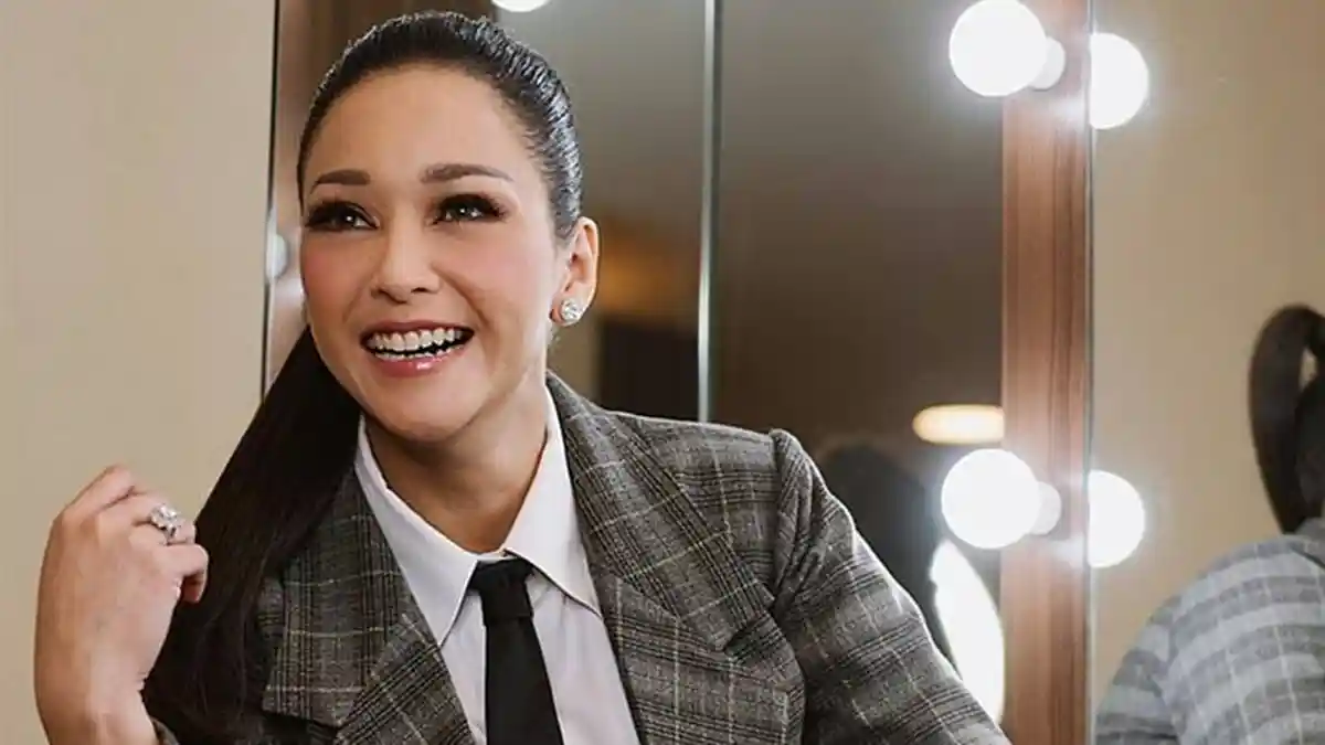 Bergaya Bak Bangsawan Inggris Lengkap dengan Topi, Maia Estianty Banjir Pujian 'Elegan'