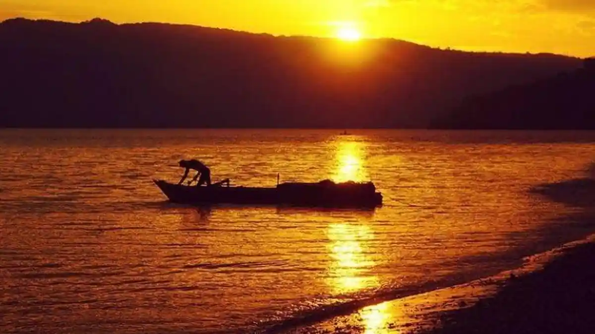 Pesona Pantai Sebanjar Alor NTT, Nikmati Pasir Putih dan Sunset yang Menawan