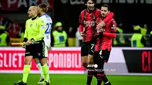 Yacine-Adli-dan-Ismael-Bennacer-merayakan-kemenangan-di-Liga-Italia-Serie-A-AC-Milan-vs-Frosinone.jpg