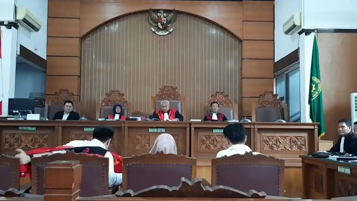 Pablo Benua dan Galih Ginanjar Izin Copot Rompi, Rey Utami Bawa Kipas saat Sidang 'Ikan Asin'