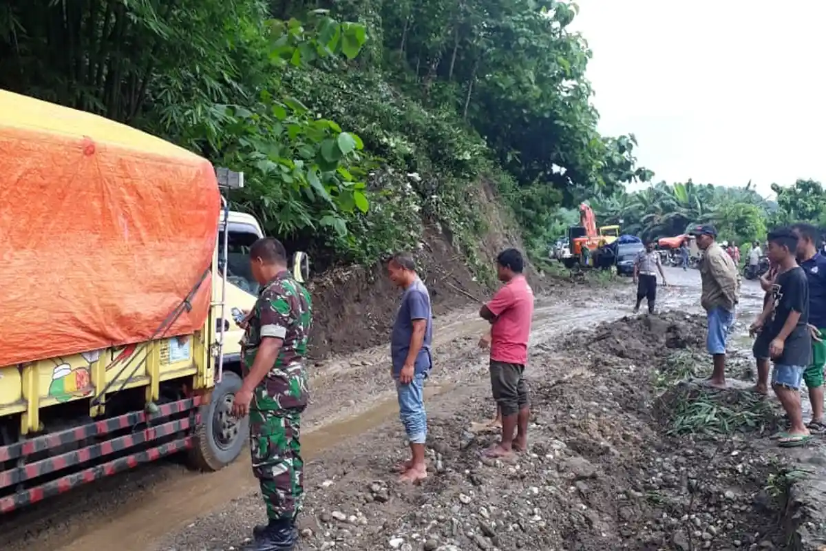 Pasca Longsor Jalan Ruteng-Reo ! Saat ini Bisa Dilintasi Tangki BBM dan Kendaraan