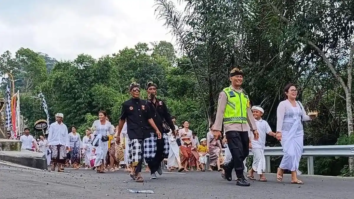 Prosesi Melasti Ida Bhatara Turun Kabeh 2024, Polsek Rendang Lakukan Pengawalan hingga Pengamanan
