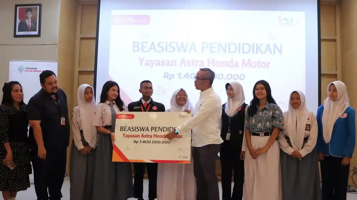 Senyum Duta Safety Riding Terima Beasiswa Pendidikan dari Yayasan AHM