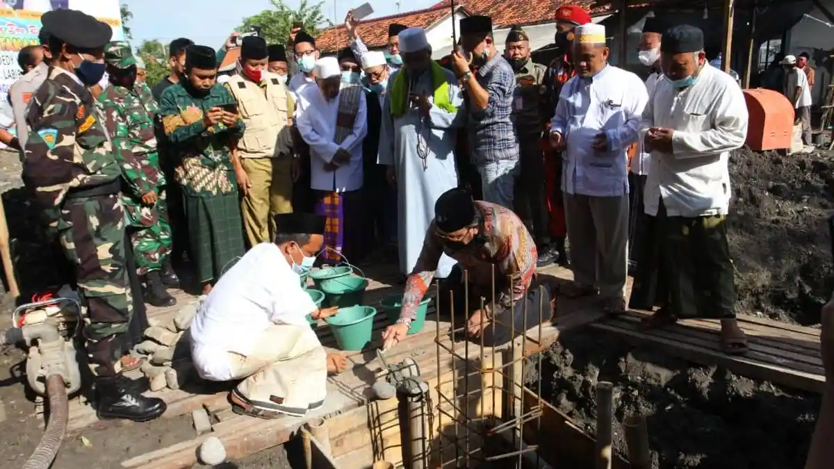 Dedy Yon Letakkan Batu Pertama Perluasan Gedung Yayasan Al Hikmah Tegal