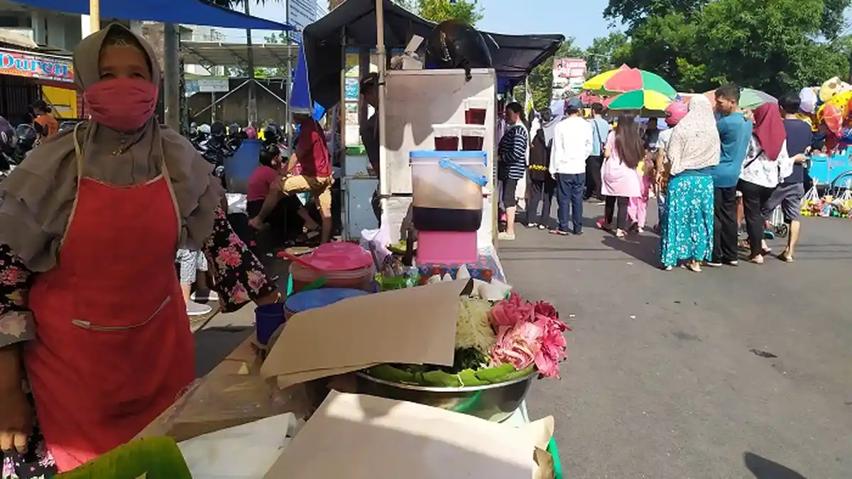 Atur Jarak Pedagang, Bupati Banyumas Minta Ada Sekat di Pasar Minggon di GOR Satria Purwokerto