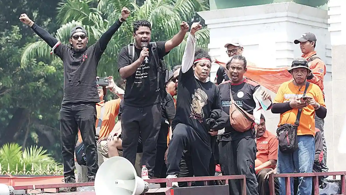 Jokowi dan DPR Dituduh Bajak Demokrasi, Aktivis 98 & Guru Besar Mengamuk di Depan MK