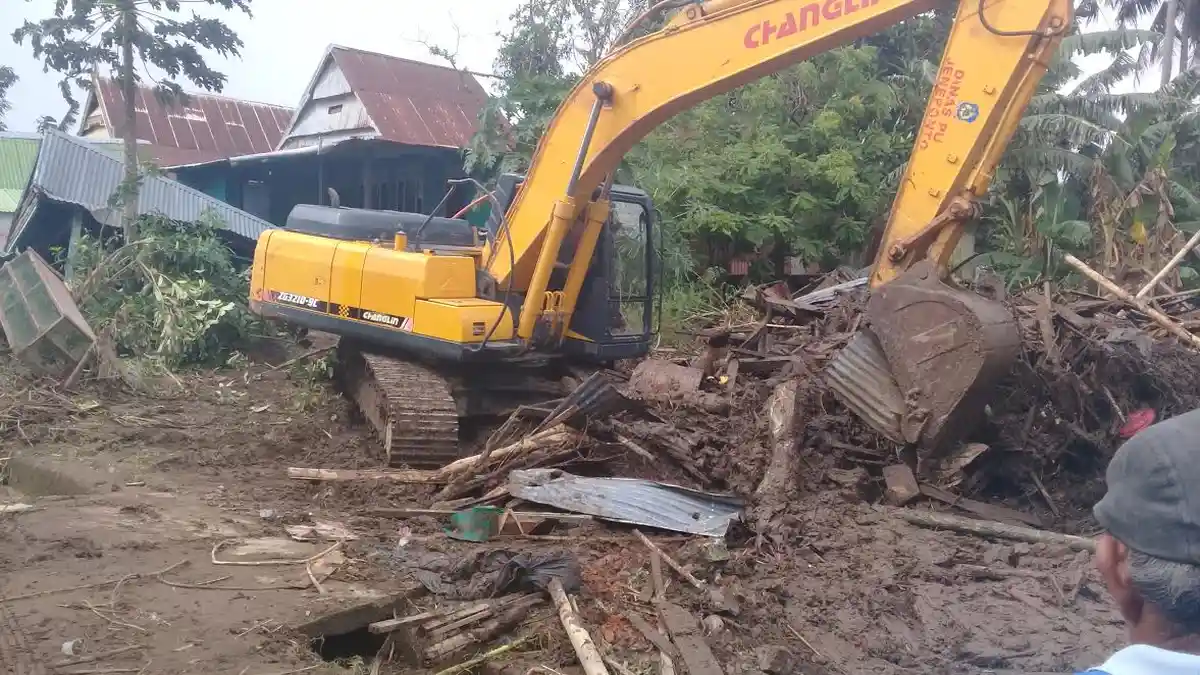 Pasca Banjir, Bau Menyengat Bangkai Hewan Masih Tercium di Sapanang Jeneponto