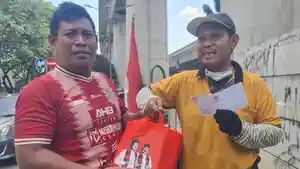 Dahlan-sosok-yang-dikenal-dengan-aksi-bersih-bersih-sampah-di-sekitaran-Jalan-Cikunir.jpg