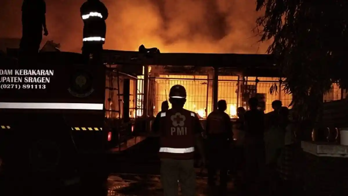 Ruko di Masaran Sragen Terbakar: 1 Mobil, 2 Motor, dan 5 Ton Pupuk Ludes