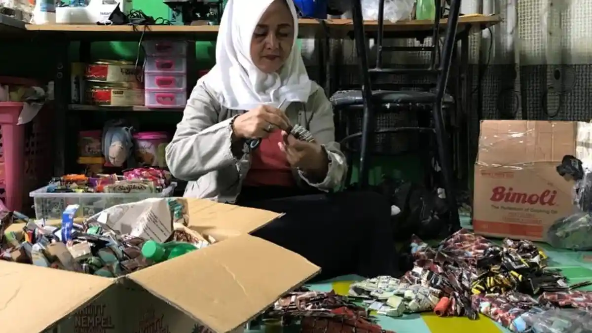 Cerita Warga Samarinda Ubah Sampah Plastik jadi Tas dan Dompet, Bahan Rotan Sudah Ditinggalkannya