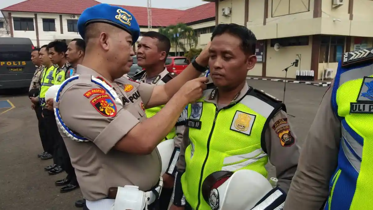 Kumis Panjang, Langsung Cukur Ditempat