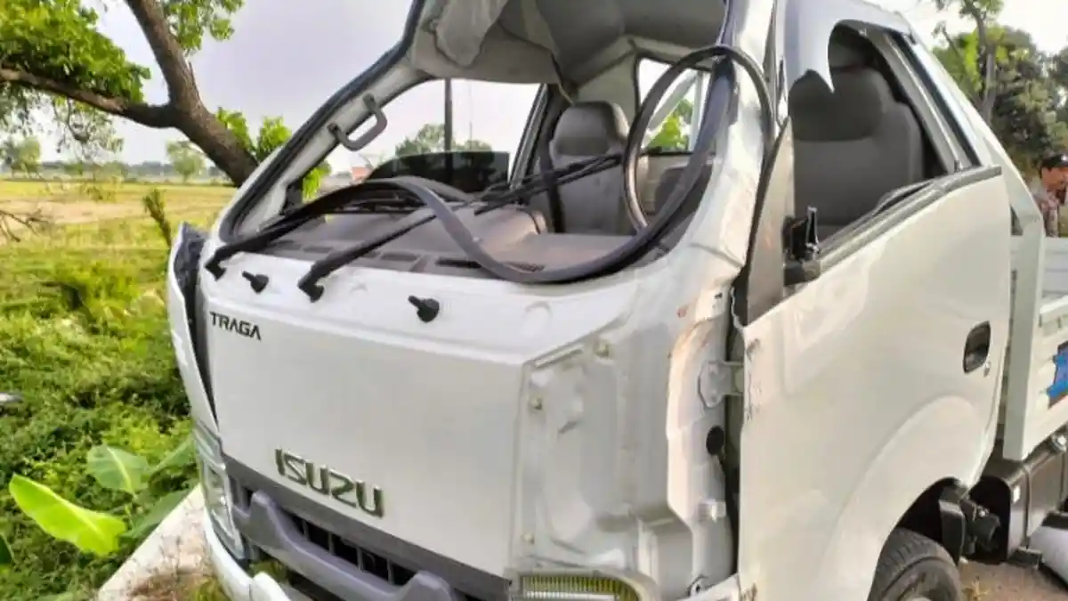 Hindari Penyeberang Jalan, Mobil Pikap Terguling di Jalan Raya Madiun - Surabaya