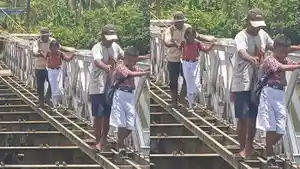 Puluhan-siswa-SD-terlihat-melintas-di-atas-jembatan-yang-rusakdf.jpg