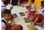 Murid-di-SDIT-Inayah-Ujung-Batu-Rohul-menikmati-MBG.jpg