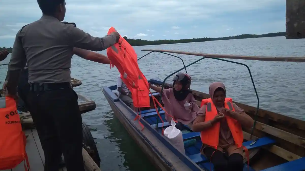 Angin Kencang Landa Kepri, Kapolsek Batuaji Batam Imbau Warga Waspada di Laut dan di Darat