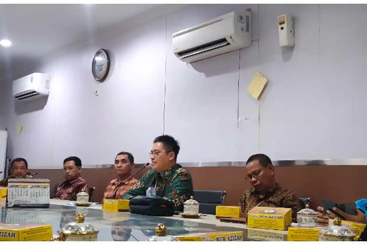 PLN Ungkap Penyebab Tagihan Listrik Bertambah saat Sering Mati Lampu, Klaim Tak Ada Kenaikan Tarif - Manajer-PLN-UP3-Makassar-Selatan-Ari-Tirtaprawita-berbaju-hijau.jpg