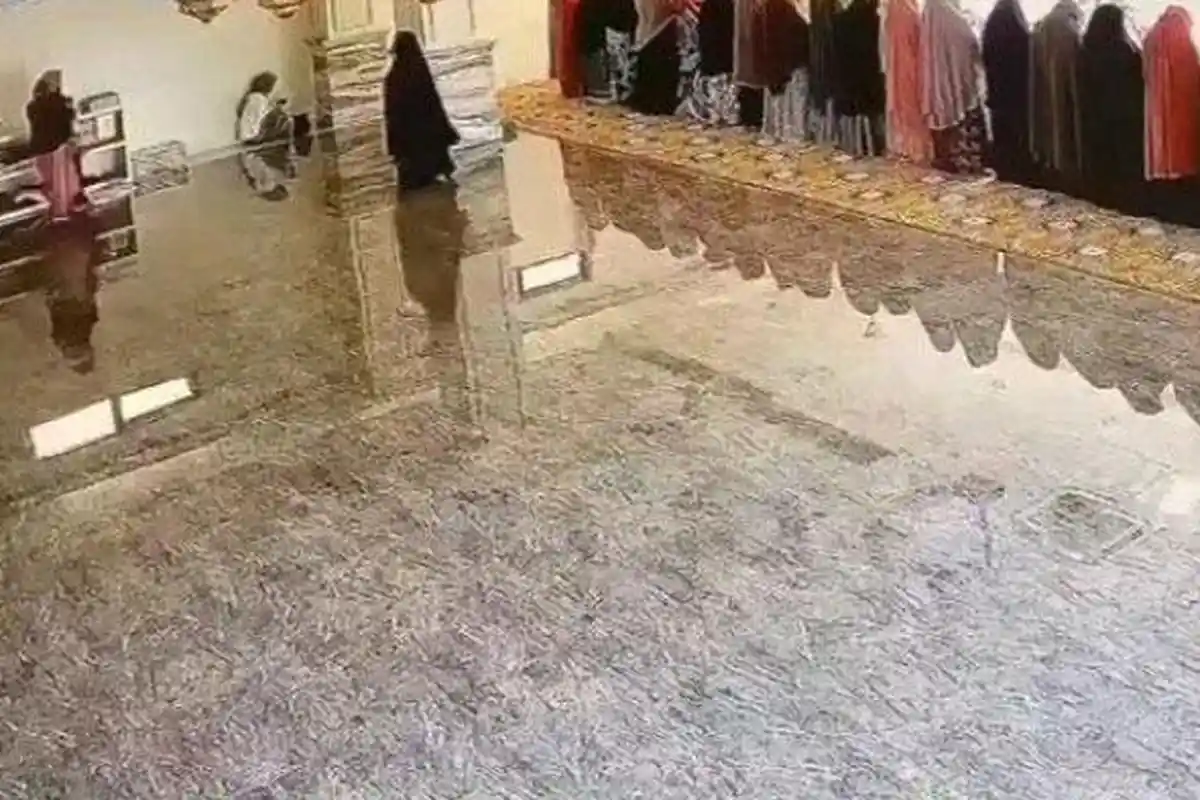 Aksi Maling Bercadar Hitam Terekam CCTV, Gasak Dompet Jemaah Salat di Masjid, Polisi Buru Pelaku