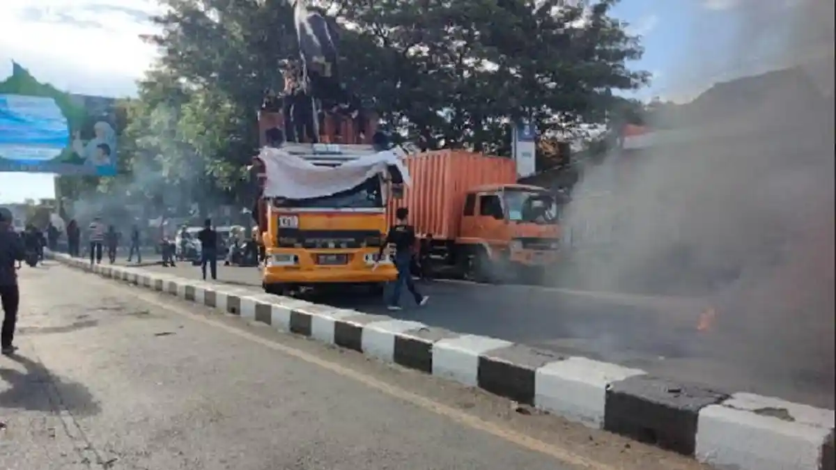 Jalan Sultan Alauddin Makassar Diblokade Mahasiswa, Ini Jalur Alternatif yang Dapat Dilalui