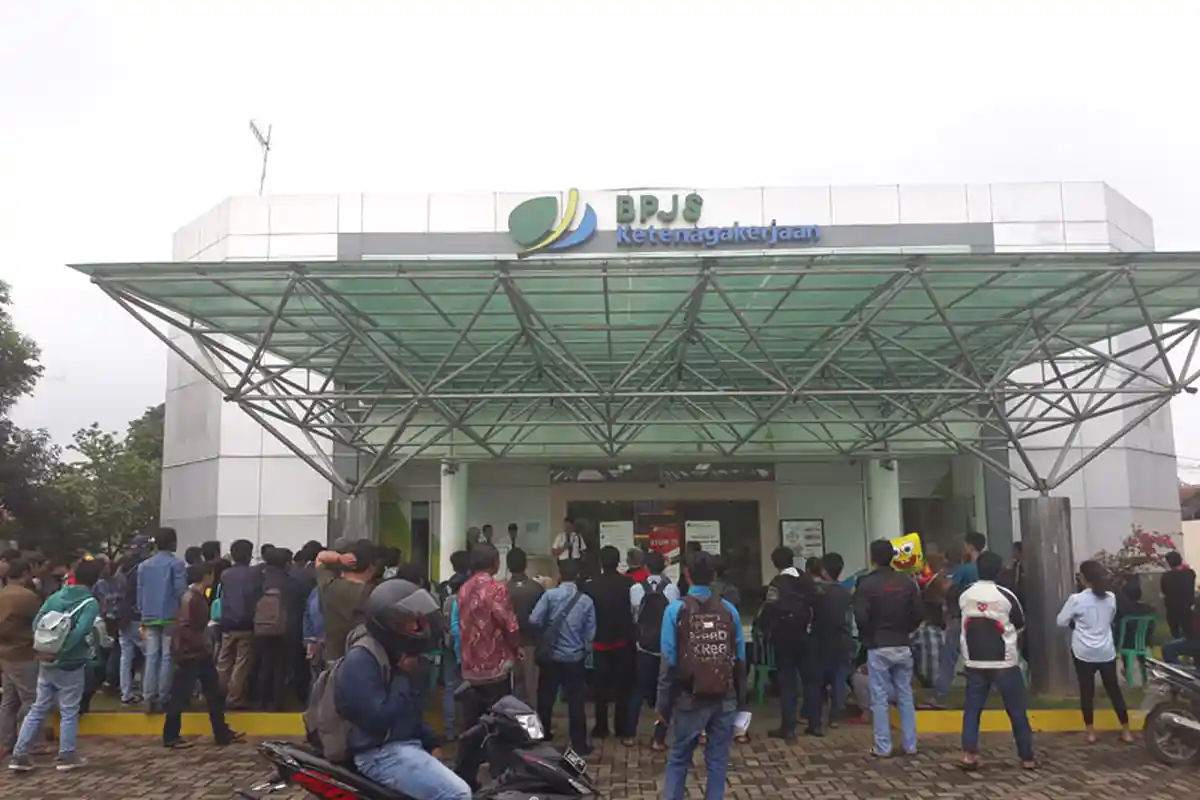 Demi Dapat Nomor Antrean, Sejak Subuh Warga Sudah Datangi BPJS Cileungsi