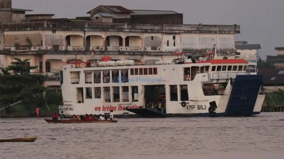 FOTO: Transportasi Air Masih Eksis di Sungai Kapuas - sampan-lewat.jpg