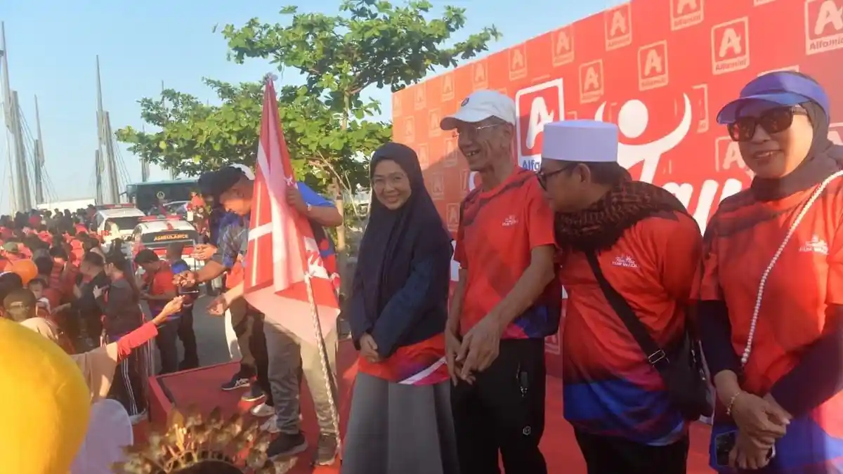 Suara Parau Melinda Aksa Warnai Pelepasan Alfamidi Fun Walk di Pantai Losari